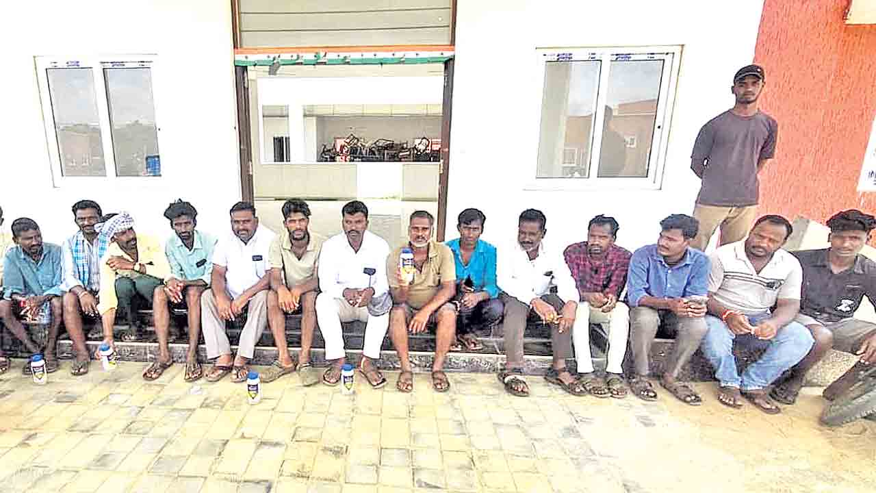 సాగునీటికోసం రైతుల ఆందోళన