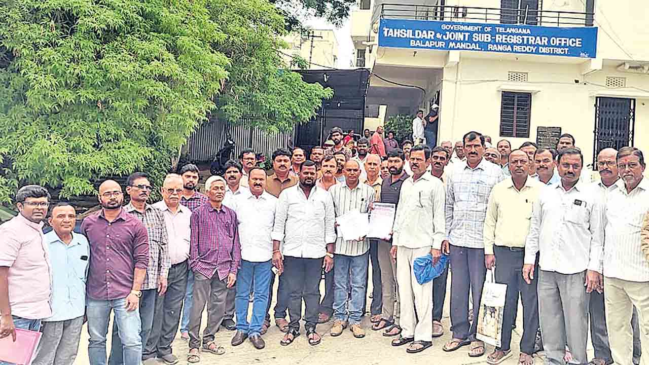 పేదలపై సర్కార్‌ కక్ష సాధింపు.. 22ఏ నుంచి తొలగించాలంటూ ఆందోళన