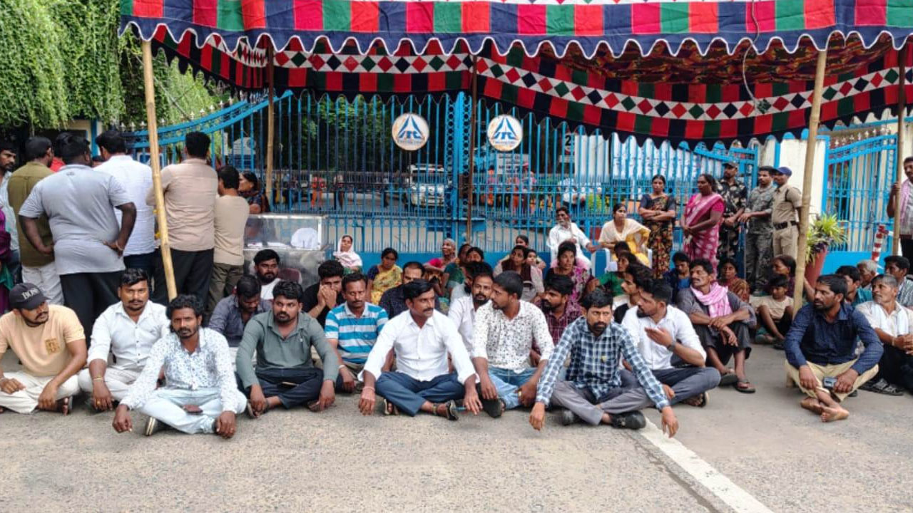 Family Protests | ఐటీసీ గేటు వద్ద మృతదేహంతో కుటుంబసభ్యుల ఆందోళన