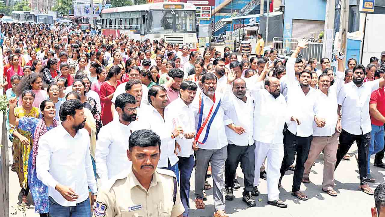 రీయింబర్స్‌మెంట్‌ ఎత్తివేస్తే రాష్ట్రం అగ్నిగుండమే.. ఎంపీ ఆర్‌ కృష్ణయ్య హెచ్చరిక