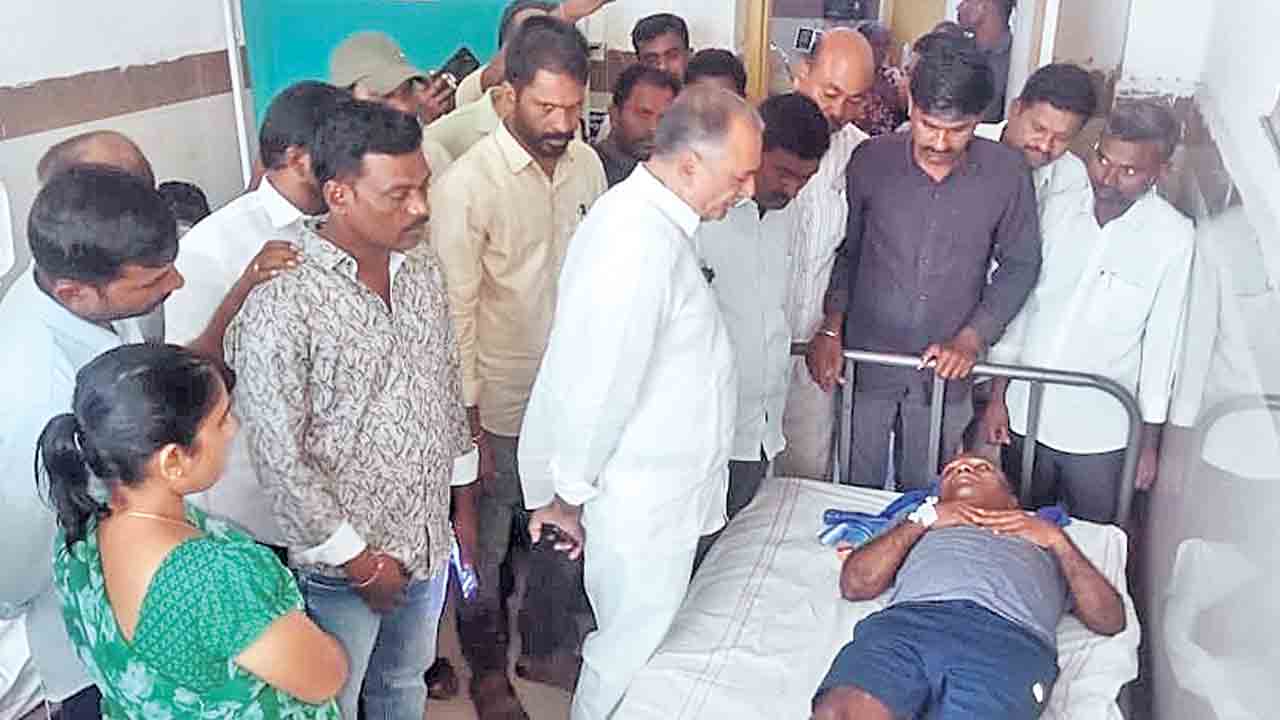 జర్నలిస్టుపై కాంగ్రెస్‌ నాయకుల దాడి