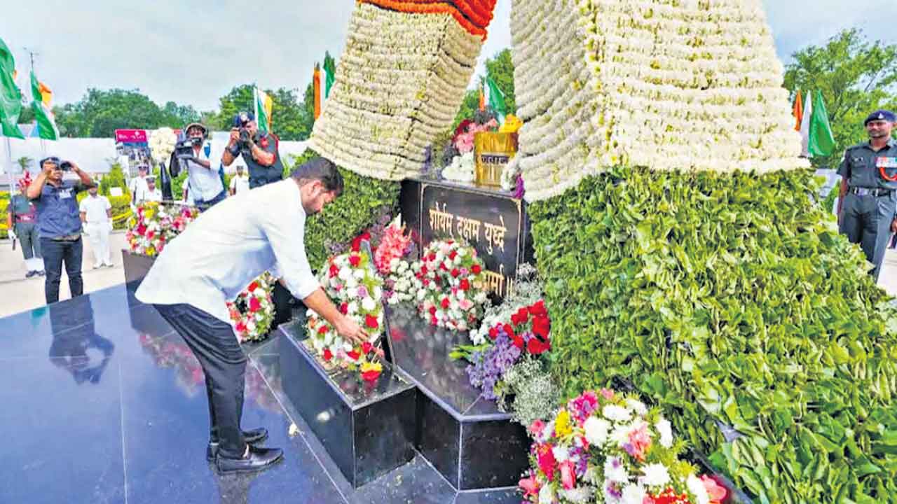 పోలీస్‌ అమరవీరులకు రేవంత్‌ అవమానం