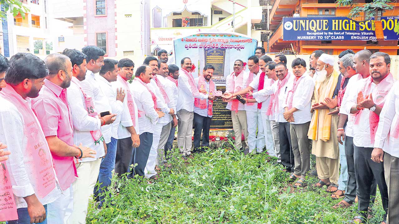 శిలాఫలకాలు వేయడంపై ఉన్నశ్రద్ధ అభివృద్ధిపై లేదు