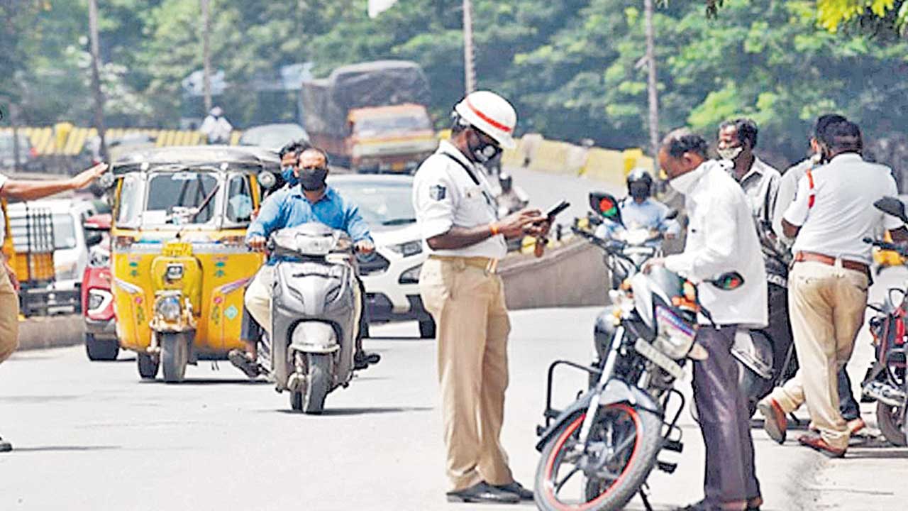 రోడ్డెక్కితే బాదుడే..