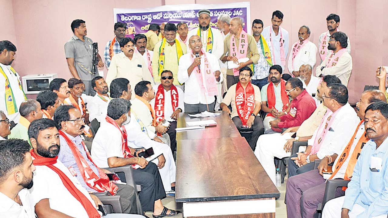 ఆటో డ్రైవర్ల ఉద్యమానికి మద్దతు