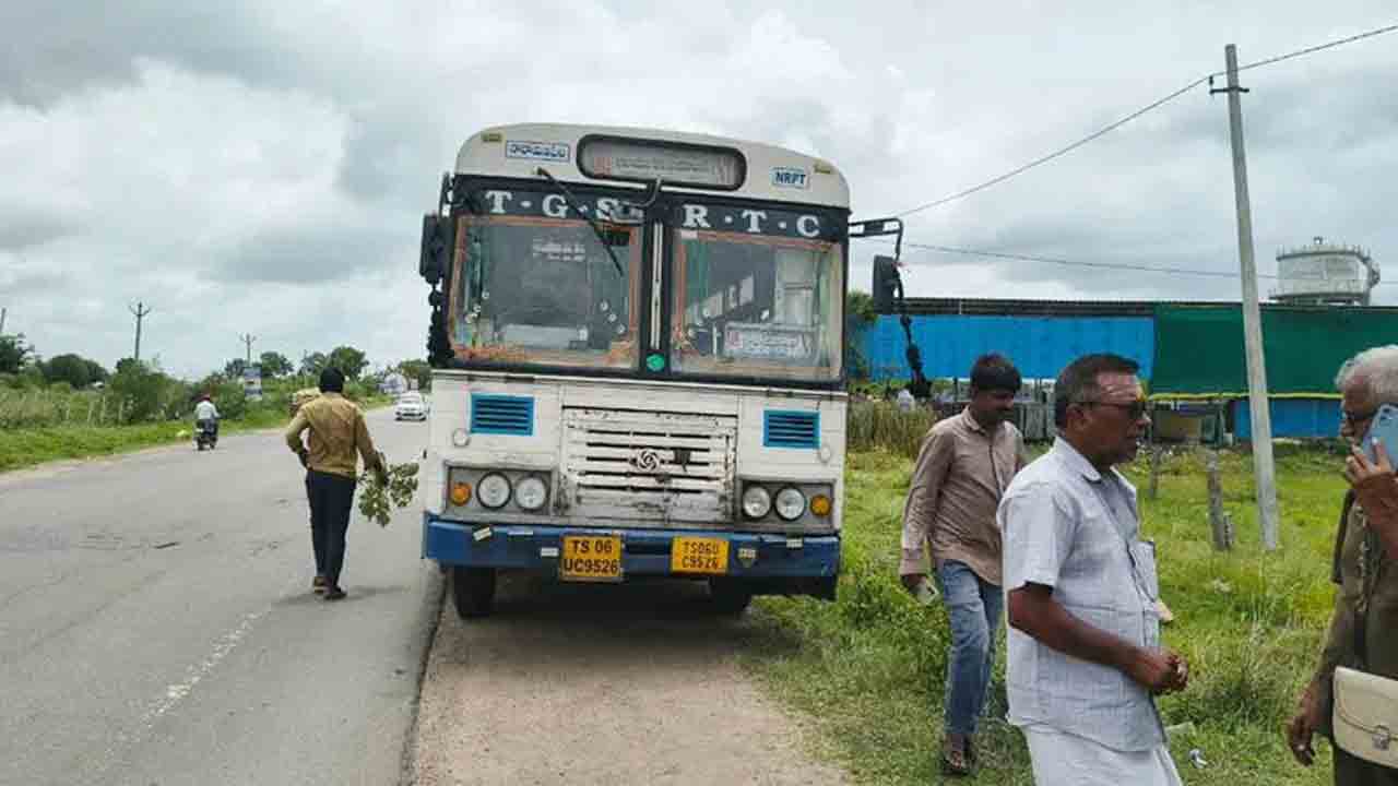 బస్సు టైరు పేలి మహిళకు గాయాలు