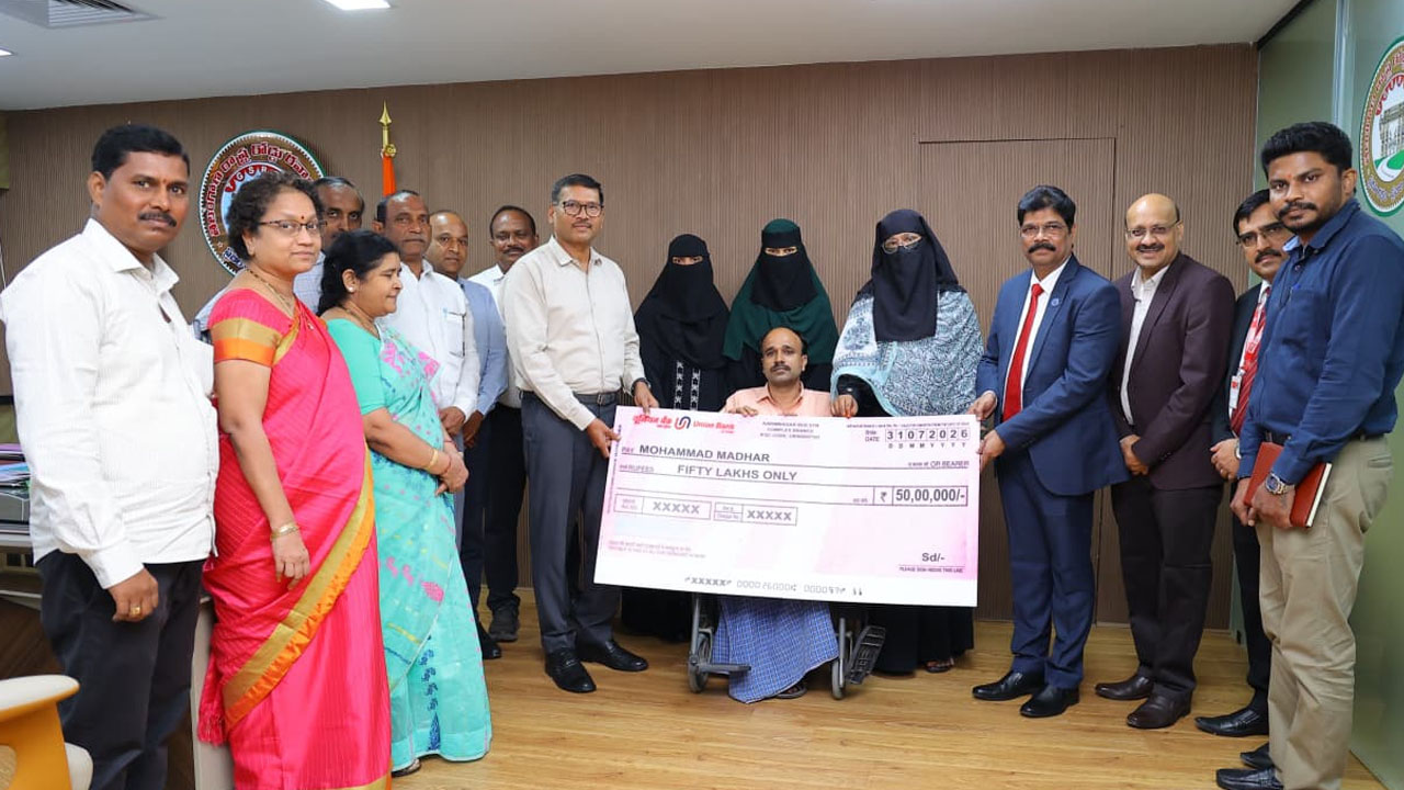RTC Driver | రోడ్డు ప్రమాదంలో కాలు కోల్పోయిన ఆర్టీసీ డ్రైవర్‌కు రూ.50 లక్షల చెక్కు అందజేత
