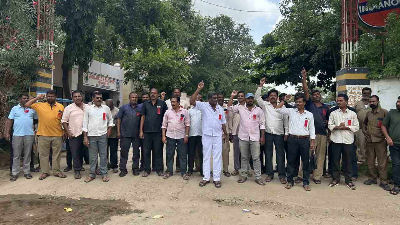 పనిభారం తగ్గించాలని కార్మికుల నిరసన