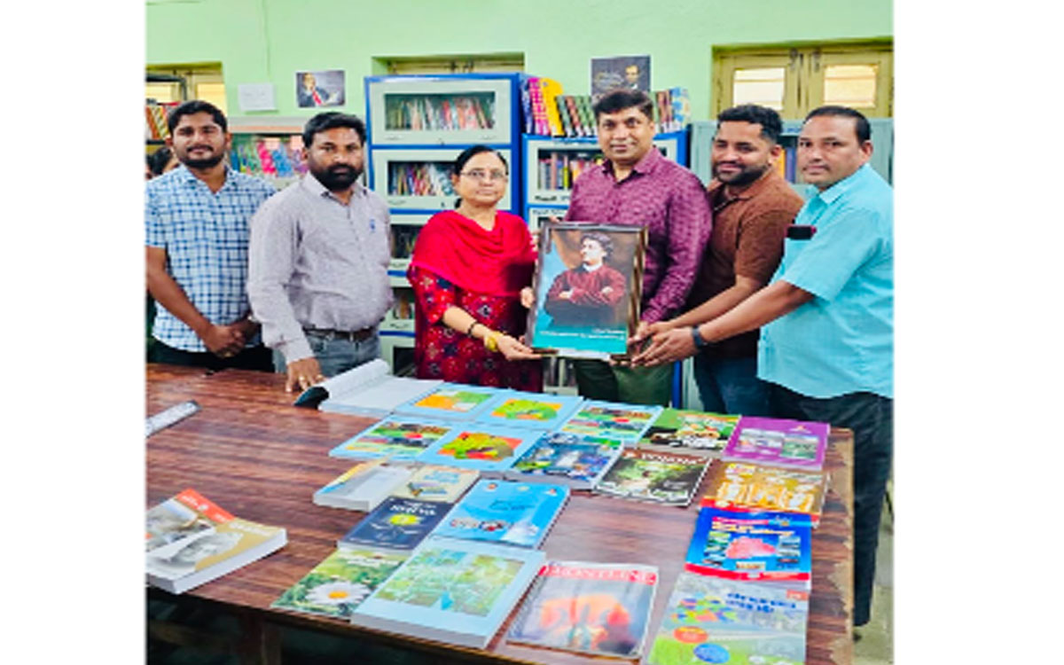జిల్లా కేంద్ర గ్రంథాలయానికి ఎఫ్‌సీఐ ఏజీఎం డాక్టర్ రాఘవేంద్ర సింగ్ పుస్త‌కాలు విరాళం