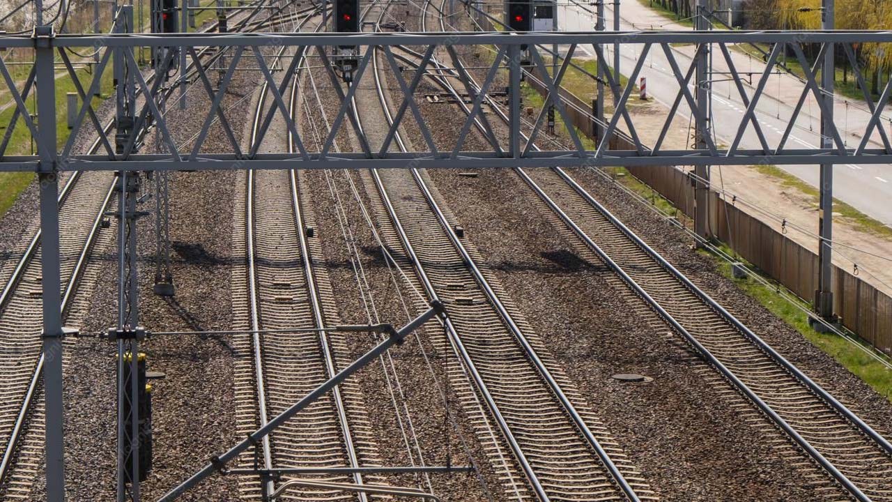 Train Accident | కర్ణాటకలో రైలు ఢీ.. ముగ్గురు ఏపీ వాసుల మృతి