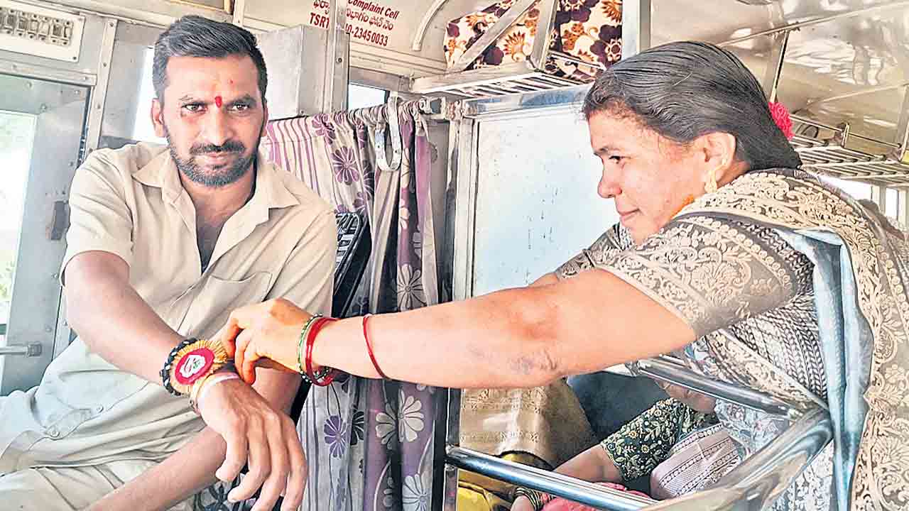 బస్సు ఆపి.. రాఖీ కట్టి..