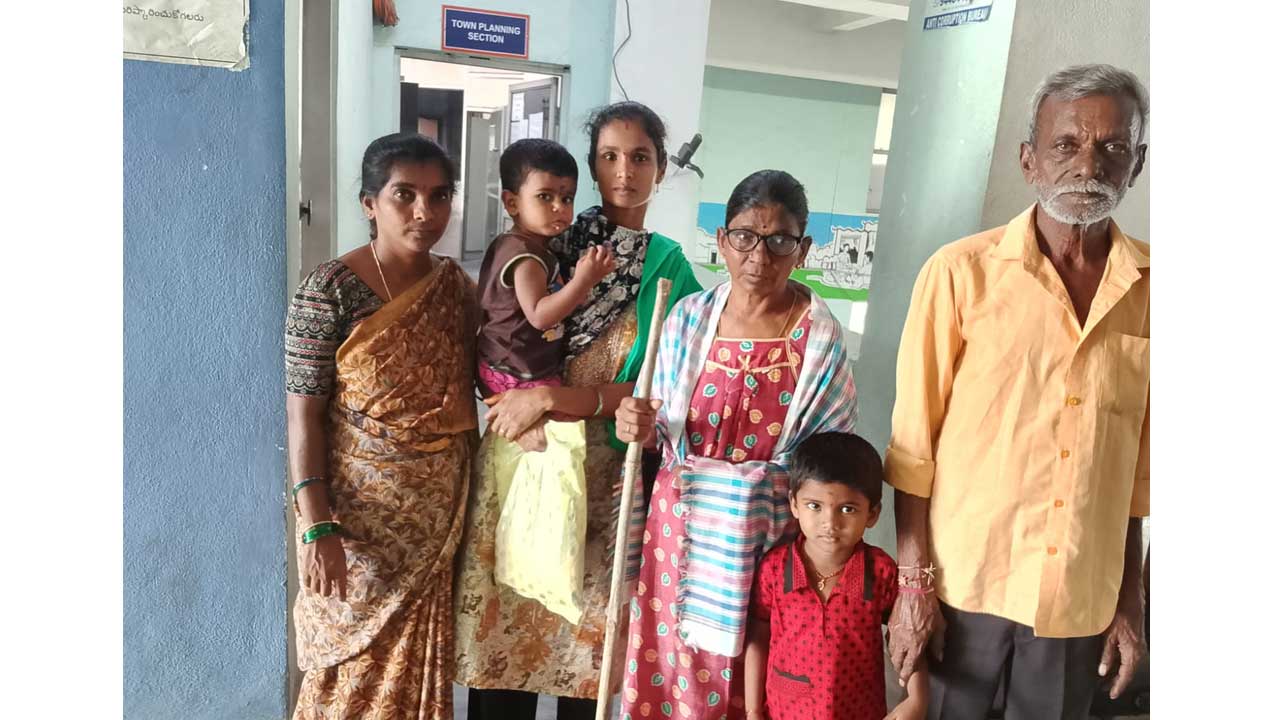 House Demalish | ఇల్లు కూల్చివేతపై మున్సిపల్‌ ఆఫీస్‌ ఎదుట ఆందోళన