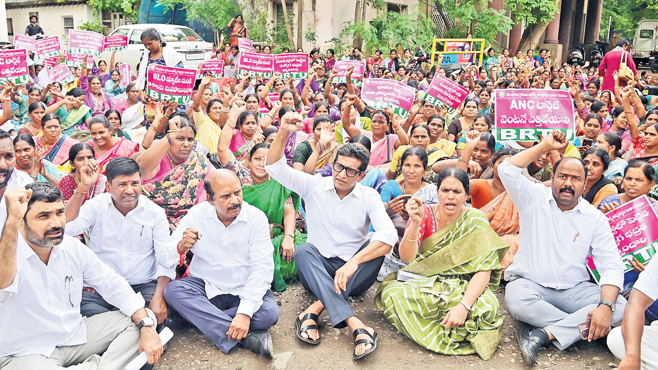 ఆశా కార్యకర్తల సమస్యలు పరిష్కరించాలి