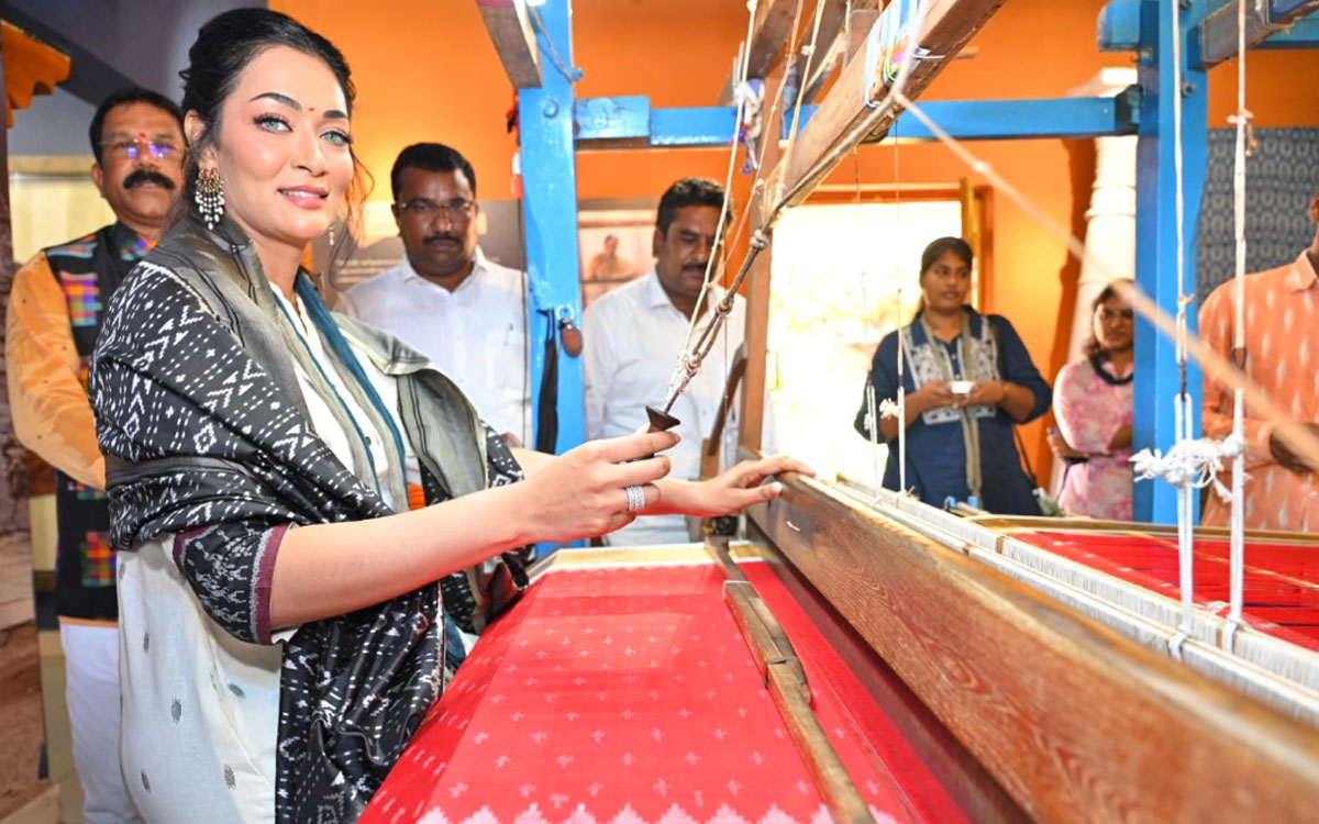 తెలంగాణ చేనేతకు కొత్త దారులు : రష్మీ ఠాకూర్