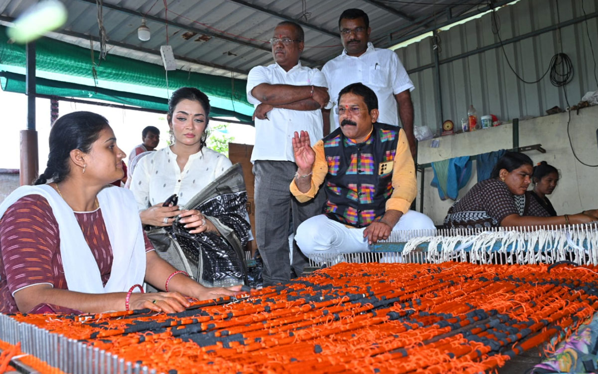 తెలంగాణ చేనేతకు కొత్త దారులు : రష్మీ ఠాకూర్