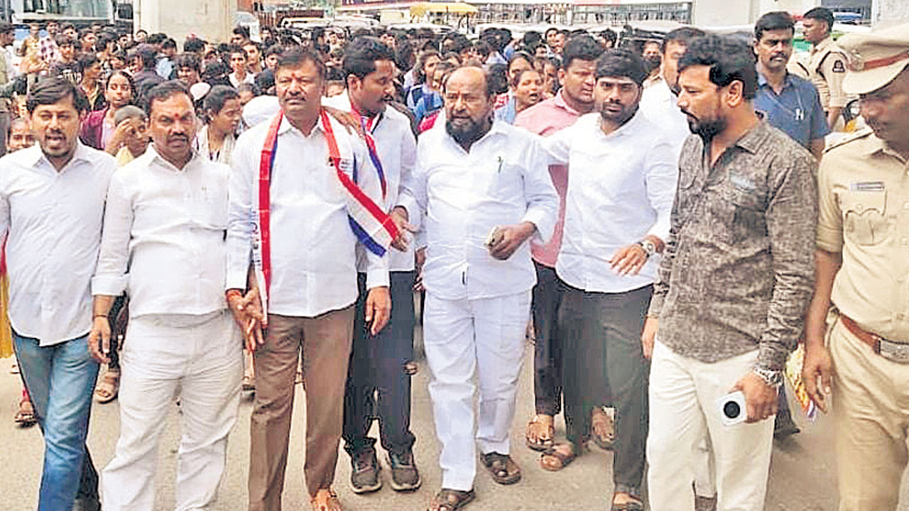 ఫీజు బకాయిలు చెల్లించకుంటే ఉద్యమం ఉధృతం