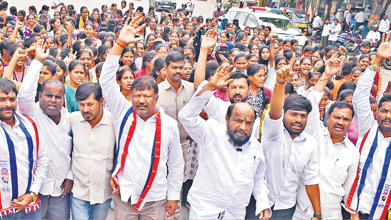 పేదల చదువును ఓర్వలేని సీఎం