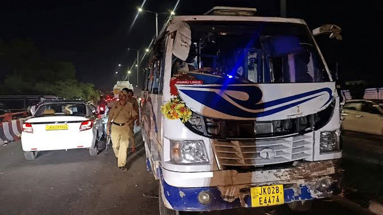 Road accident | తిరంగా ర్యాలీకి వెళ్తున్న బ‌స్సు బోల్తా.. 29 మంది విద్యార్థినిల‌కు గాయాలు