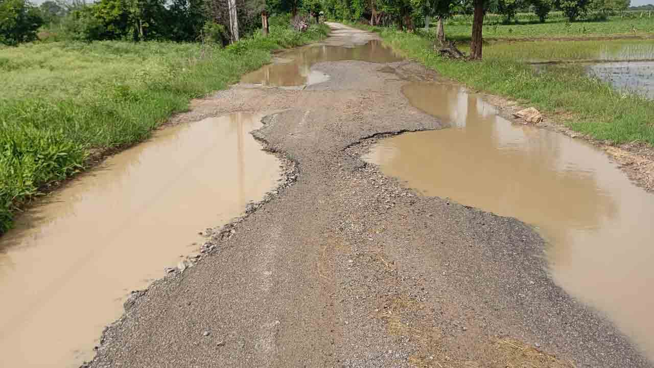 Roads | చిన్నపాటి వర్షాలకే రోడ్లు ఇలా.. ఎప్పుడు ఏ ప్రమాదం జరుగుతుందో..?