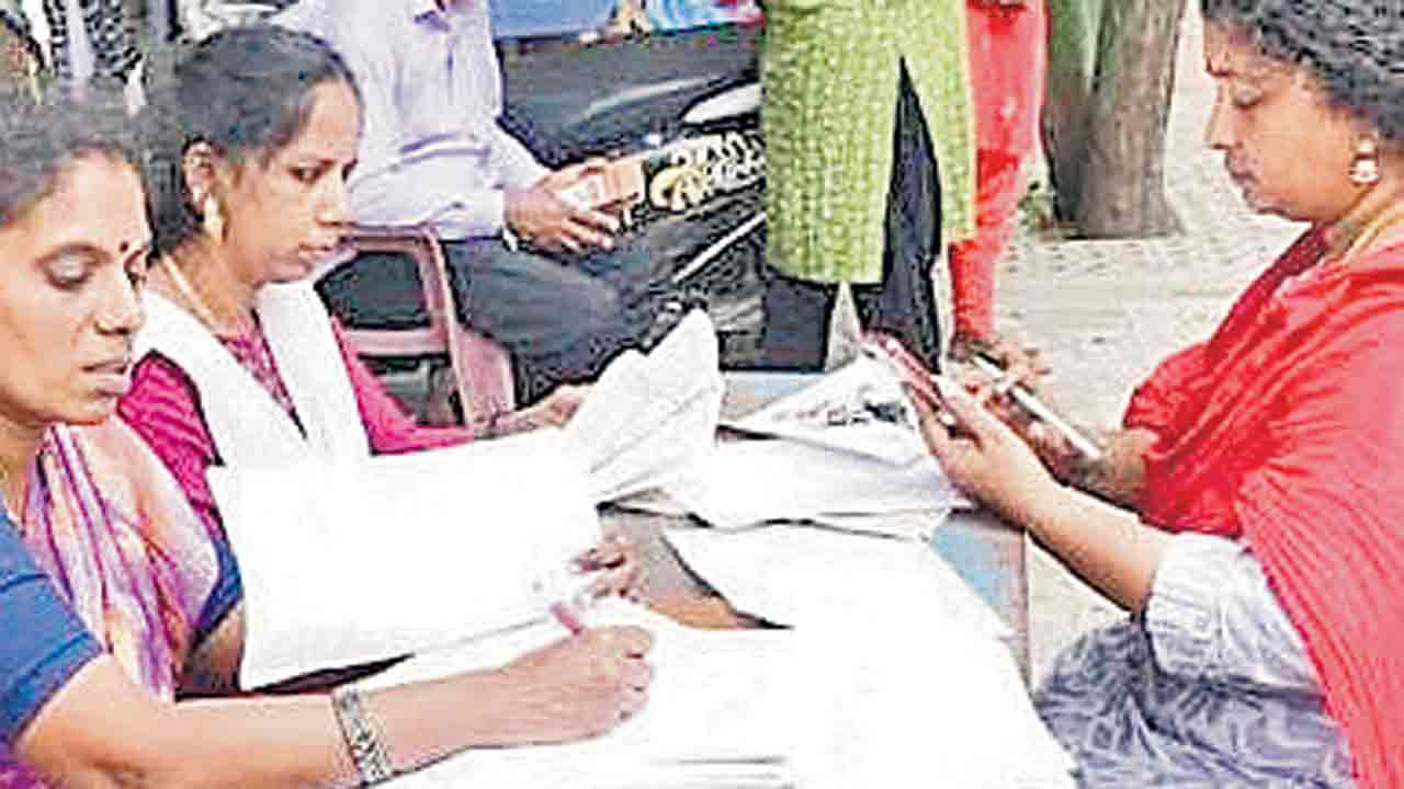 గడువు ముంచుకొస్తున్నా ఇంకా అందని ఫారాలు