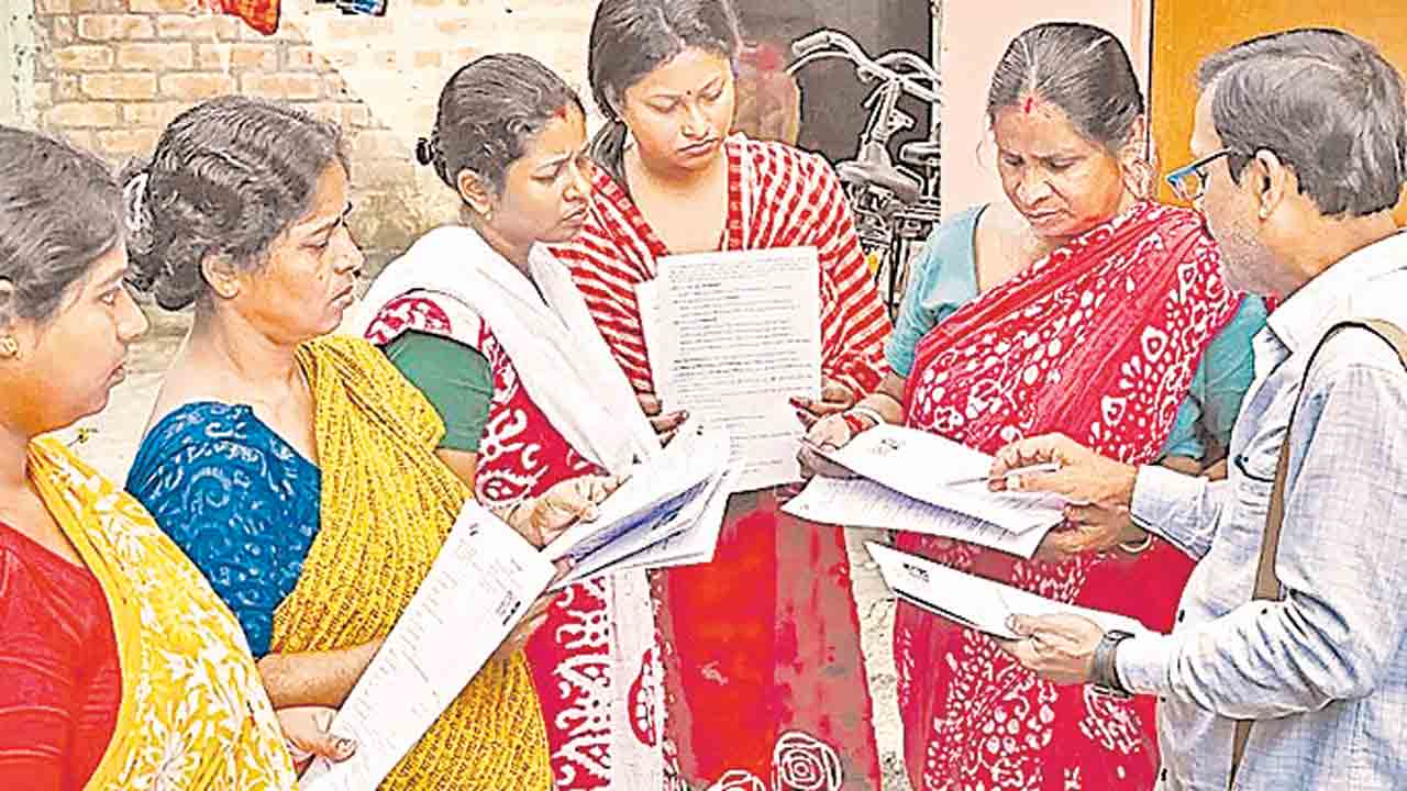 సర్‌ ప్రైజ్.. ఉమ్మడి రంగారెడ్డి జిల్లాలో ఎస్‌ఐఆర్‌ ఎఫెక్టుతో భారీగా తగ్గుతున్న ఓట్లు