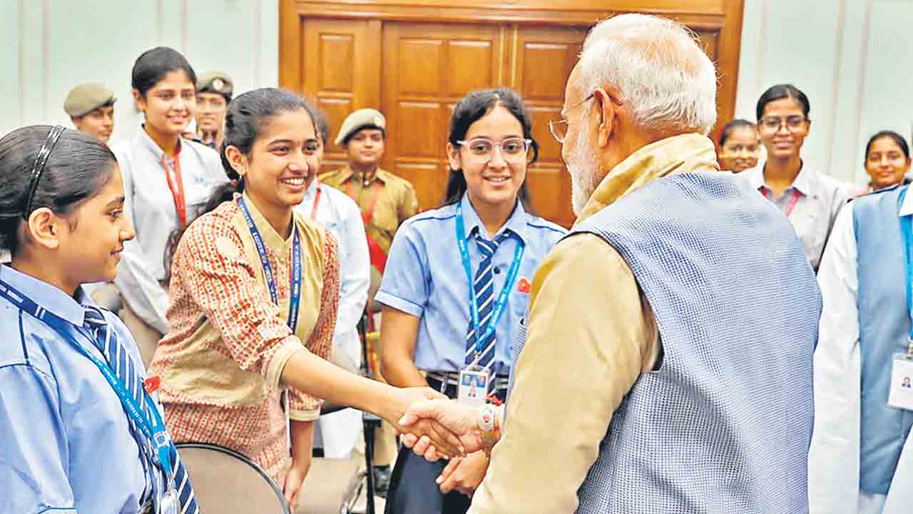 ప్రధానికి రాఖీ కట్టిన తెలుగు విద్యార్థిని సాయి మధుమిత