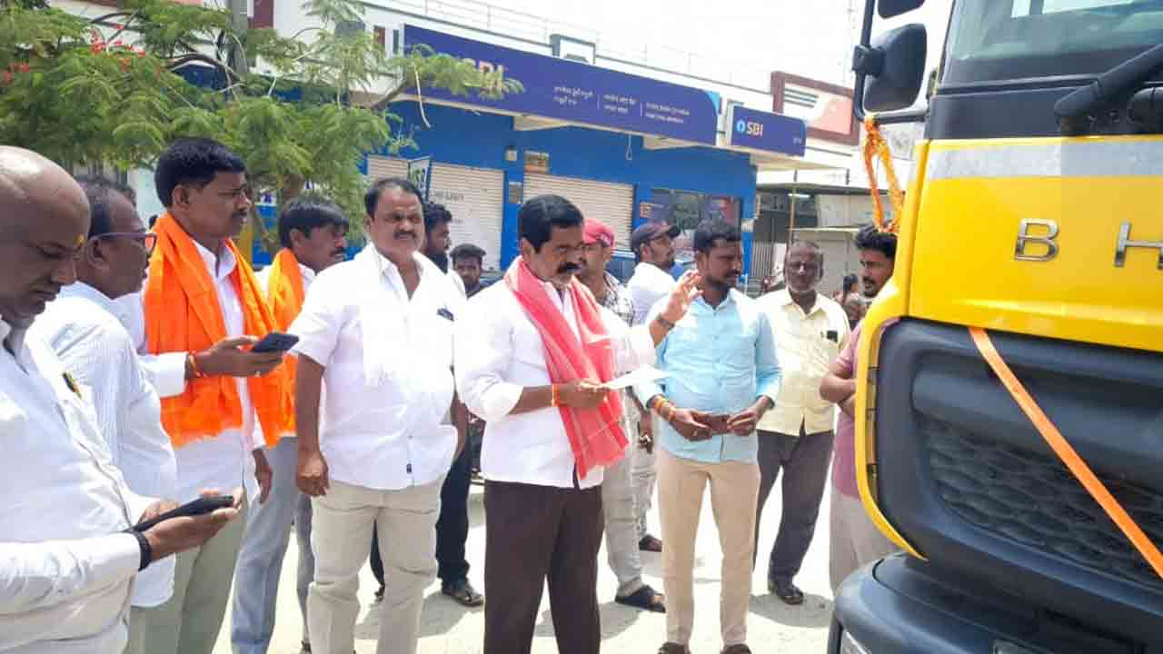 Sand Mafia | అక్రమ ఇసుక తరలింపు.. పోలీసులపై మాజీ ఎమ్మెల్యే చిట్టెం ఆగ్రహం
