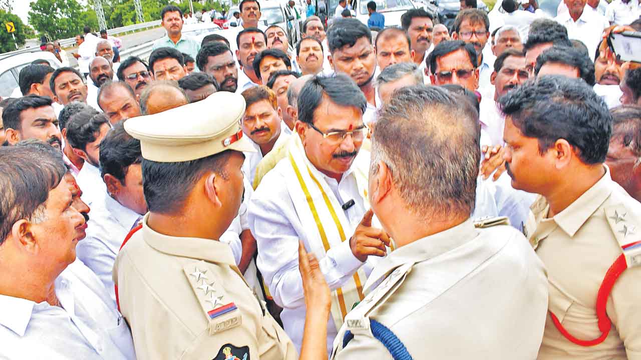 నిరంజన్‌రెడ్డిని అడ్డుకున్న ఏపీ పోలీసులు