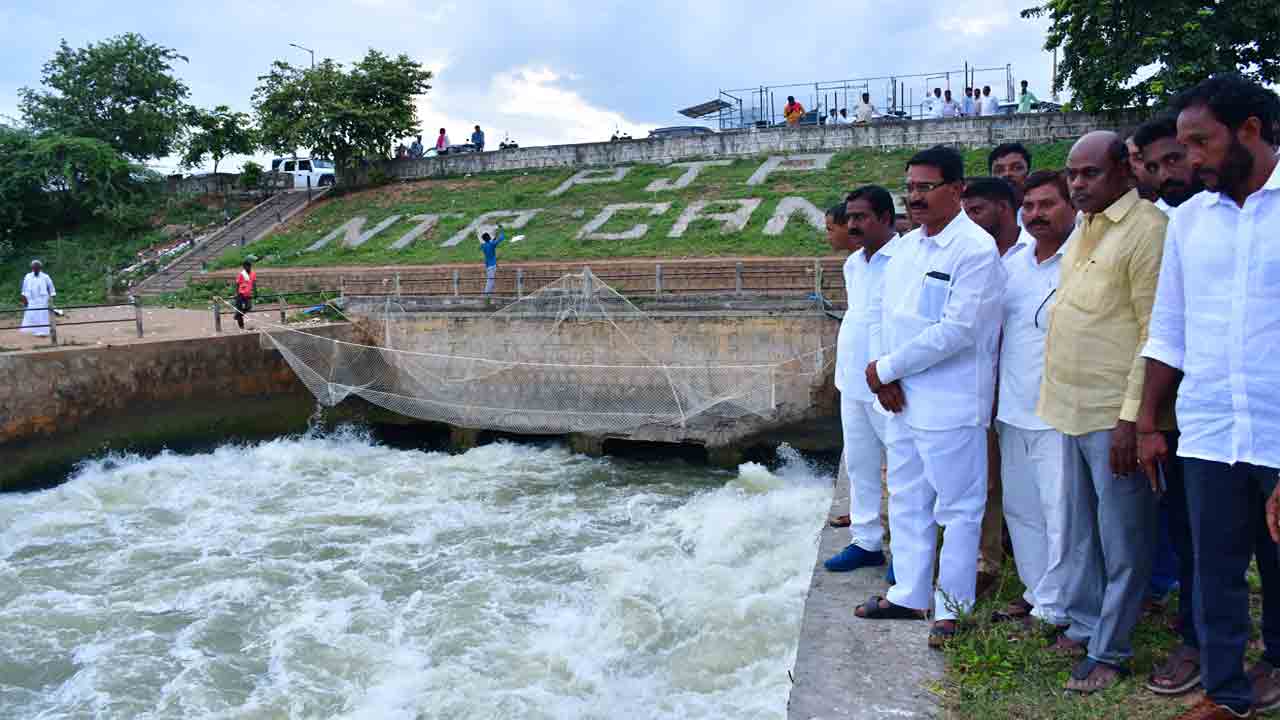 సాగునీటిపై అవగాహన లేని రేవంత్‌