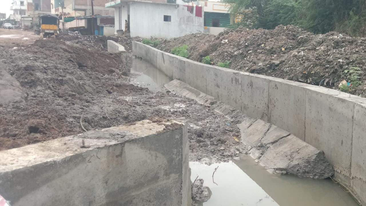Drainage collapse | నిర్మాణ పనులు కొనసాగుతుండగానే కుప్పకూలిన డ్రైనేజీ.. విచారణకు స్థానికుల డిమాండ్‌