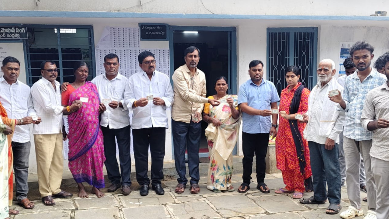 Smart Ration Cards | స్మార్ట్ రేషన్ కార్డులు పంపిణీ చేసిన సర్పంచ్, ఏఎంసీ చైర్మన్