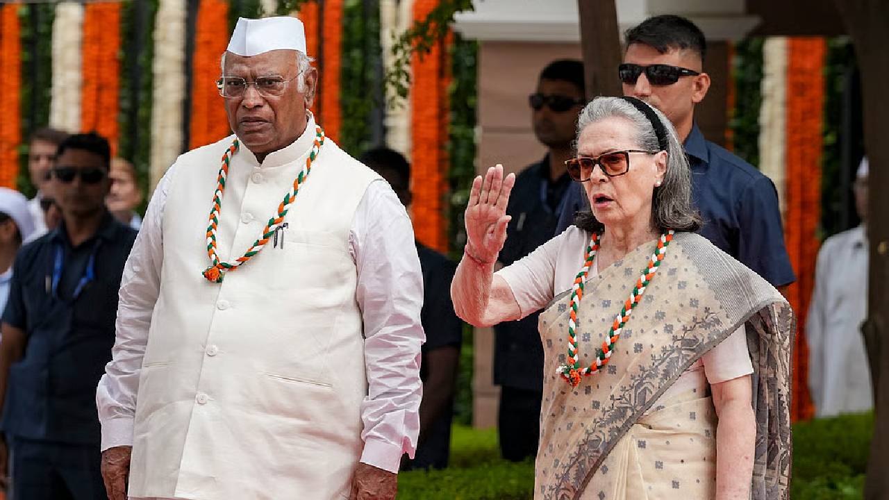 Sonia Gandhi | వందేమాతరం గేయానికి అవమానం.. సోనియా గాంధీపై ఫిర్యాదు