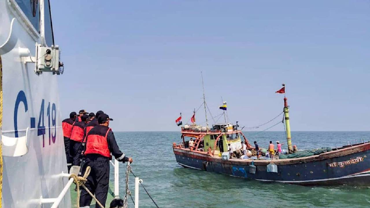 Sri Lanka | భారతీయ చేపల నౌకకు శ్రీలంక తీరంలో ప్రమాదం.. 11 మంది సిబ్బందిని రక్షించిన శ్రీలంక నేవీ