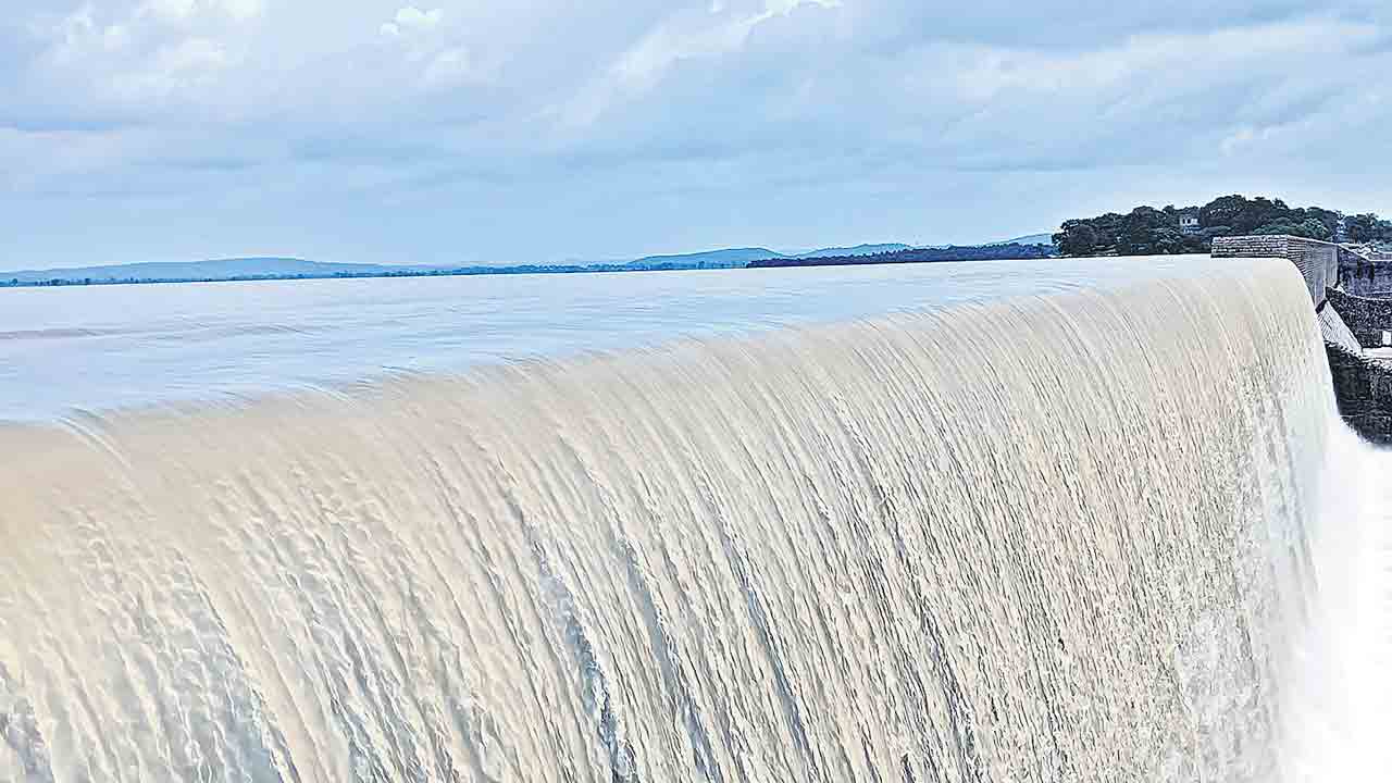 కొనసాగుతున్న వరద