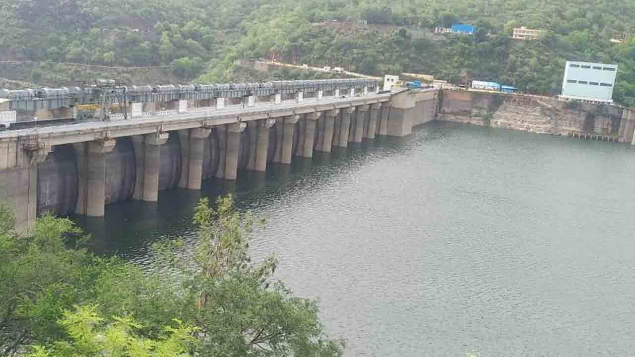 శ్రీశైలం ప్రాజెక్టుకు పోటెత్తిన వరద