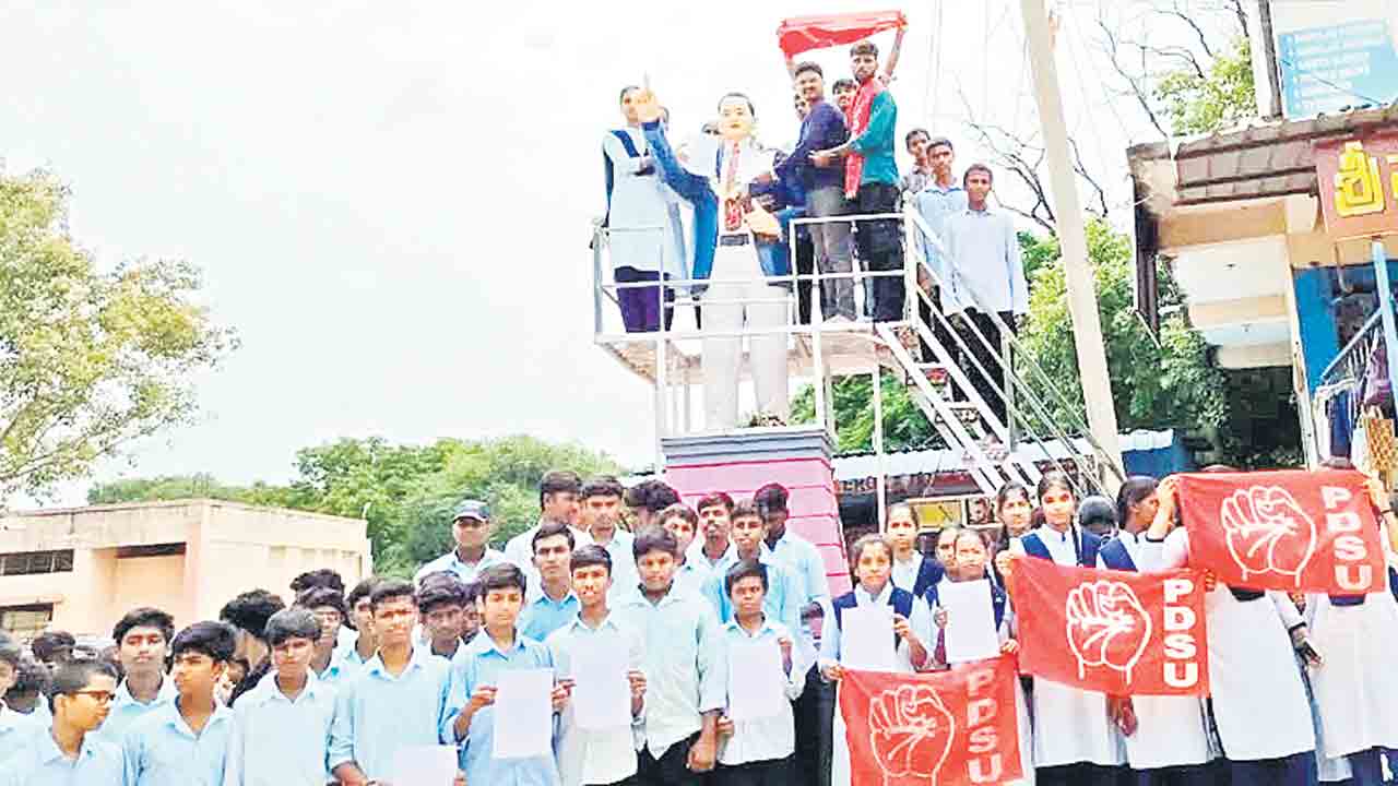 ఆ శక్తి మా కొద్దు!.. ఆగని విద్యార్థుల ఆందోళనలు