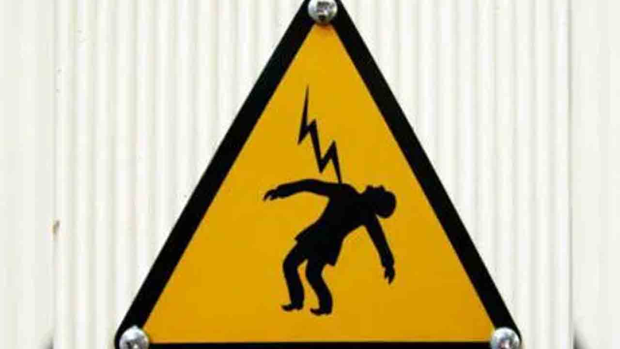 మోడల్‌ స్కూల్‌లో విద్యార్థినికి కరెంట్‌ షాక్‌