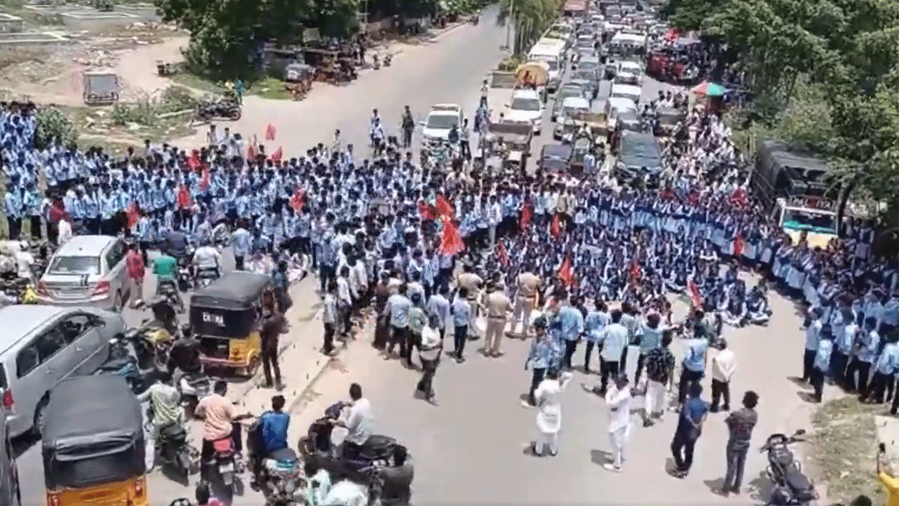 Protest | మేం ఇంజినీరంగ్ చేయాలంటే మ‌ళ్లీ ఇంట‌ర్ చేసి రావాలా.. పాలిటెక్నిక్ విద్యార్థుల ధ‌ర్నా..!
