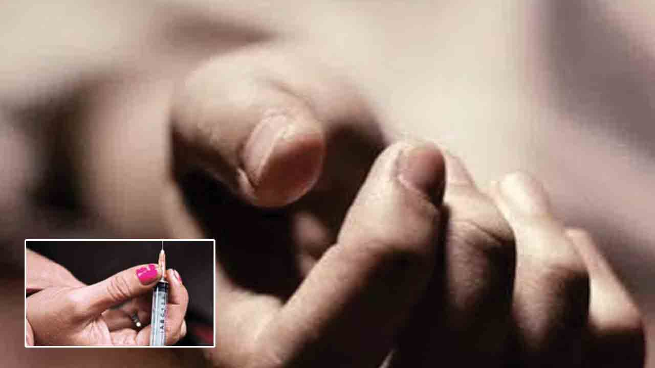 ప్రేమకు అడ్డొచ్చారని తల్లిదండ్రులను హతమార్చి.. బెయిల్‌పై వచ్చి ఆత్మహత్య