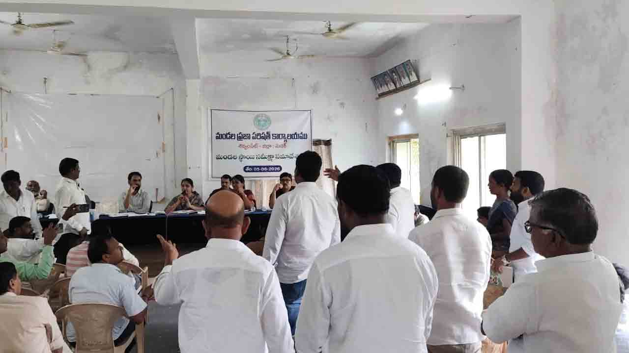 Power issues | కరెంట్‌ సమస్యలపై విద్యుత్‌ శాఖ అధికారులను నిలదీసిన సర్పంచులు