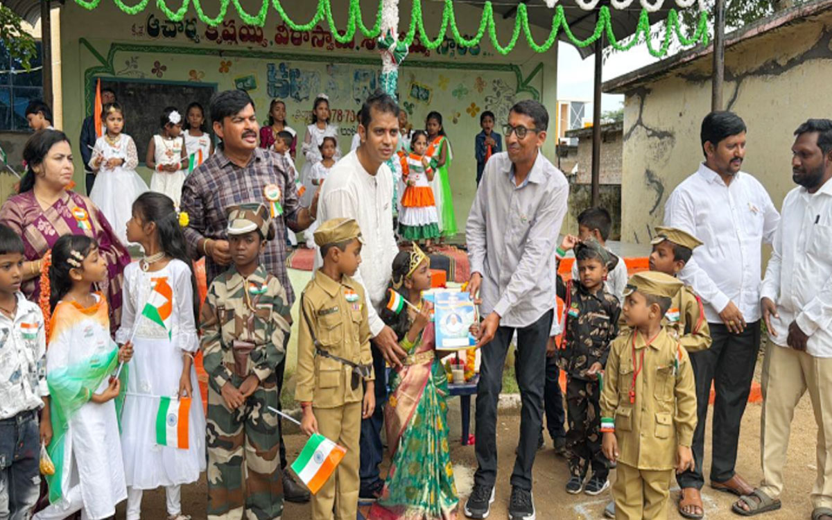 సూర్యం మెమోరియల్ ఫౌండేషన్ ఆధ్వర్యంలో నోటు పుస్తకాలు పంపిణీ