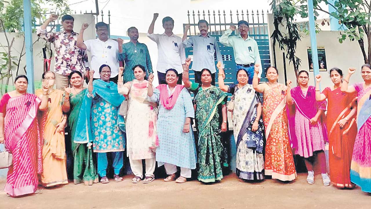 టీచర్ల నిరసన గళం