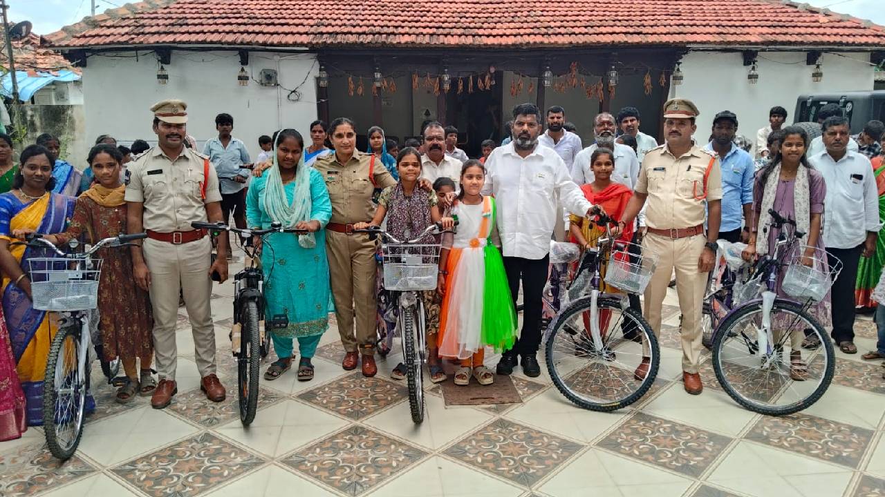 విద్యార్థులకు సైకిళ్లు పంపిణీ చేసిన సర్పంచ్.. చదువుతోనే దేశ ప్రగతి సాధ్యమన్న సీఐ రేణుక 