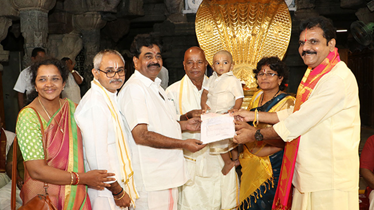 Tirumala | తిరుమలలో కొనసాగుతున్న భక్తుల రద్దీ.. టీటీడీకి రూ.17 లక్షలు విరాళం