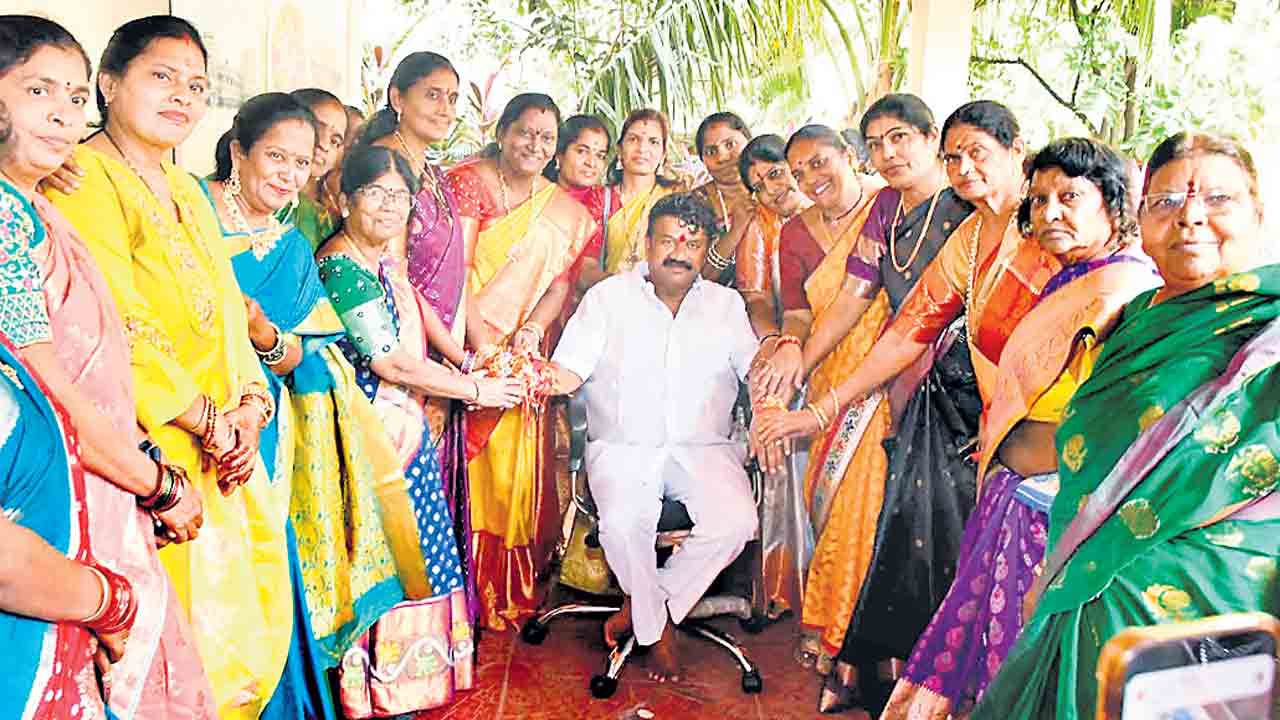 ప్రశ్నించే గొంతు నొక్కడమే ప్రజా పాలనా?