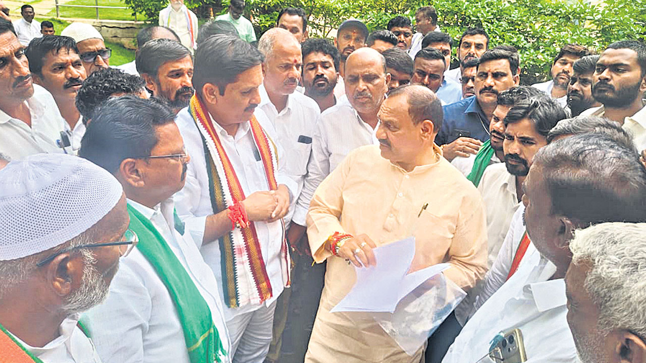 ఆదిలాబాద్‌ కాంగ్రెస్‌లో వర్గపోరు