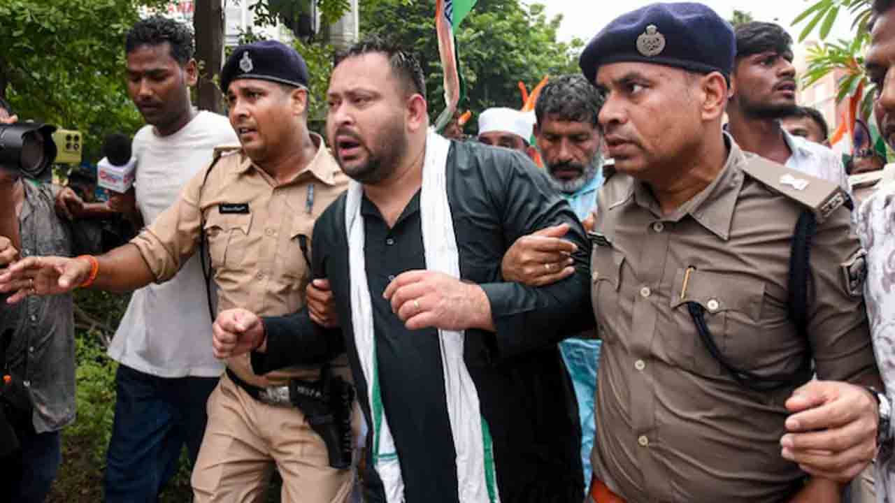 Tejashwi Yadav detained | ఏకే-47 వినియోగంపై ఆర్జేడీ ర్యాలీ.. తేజస్వీ యాదవ్‌ను అదుపులోకి తీసుకున్న పోలీసులు