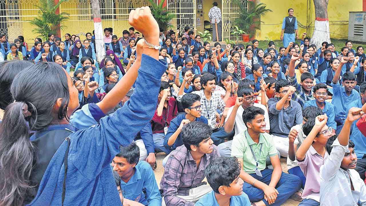 శక్తి వద్దంటూ విద్యార్థుల సమరభేరి