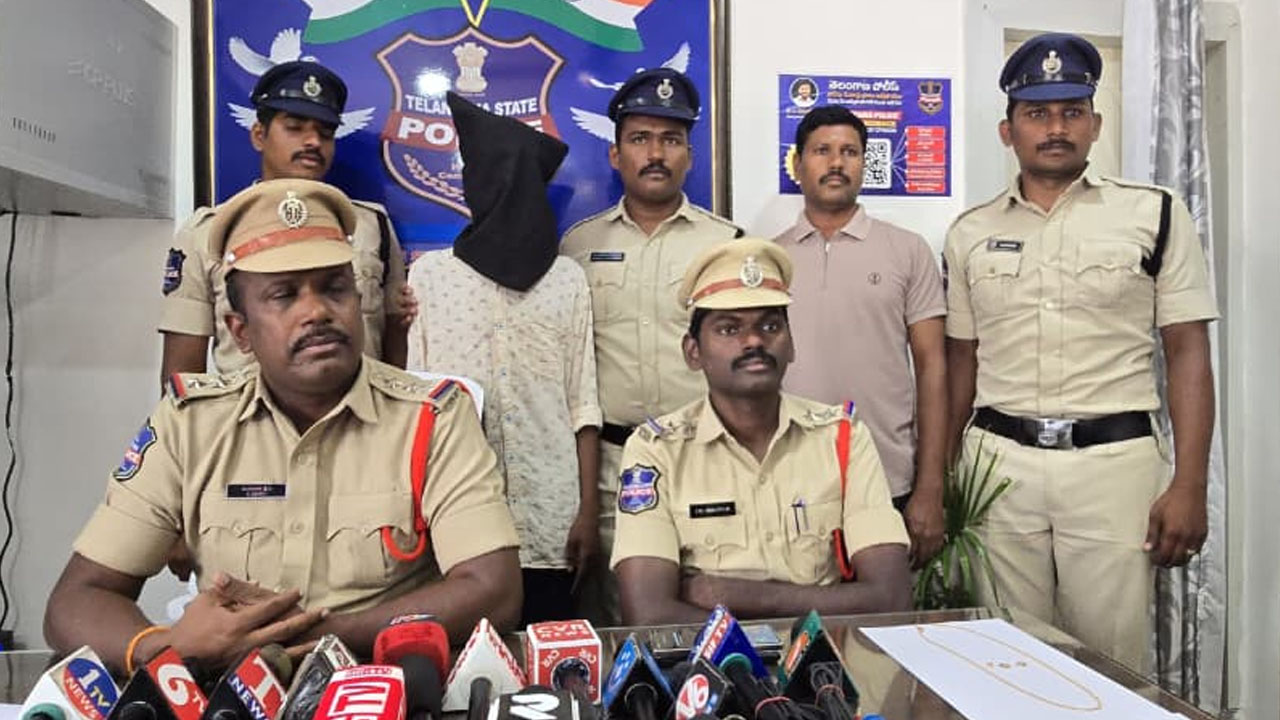 Arrest | ప్లాస్టిక్ సామాన్లు అమ్ముతూ చోరీలు.. ఇద్దరిలో ఒకరు అరెస్ట్