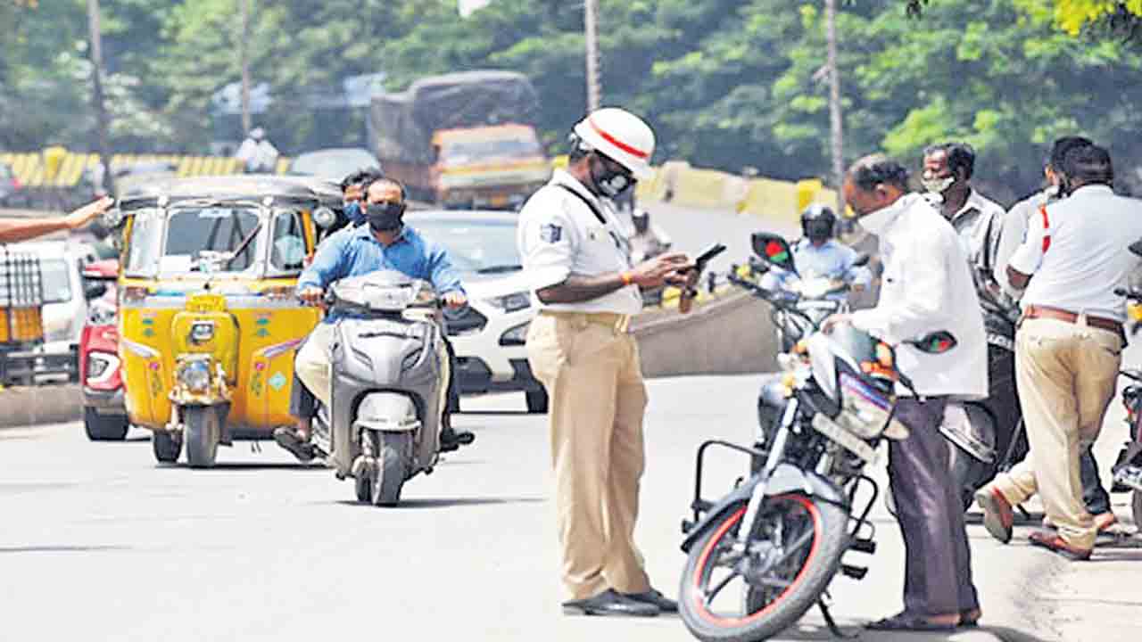 రోడెక్కితే… బాదుడే..